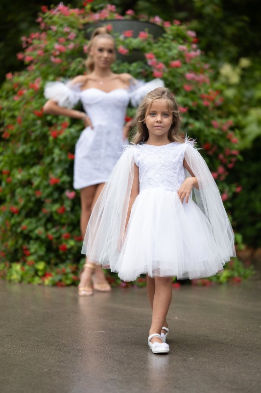 Комплект рокли за майка и дъщеря от бяла дантела с пера и тюл