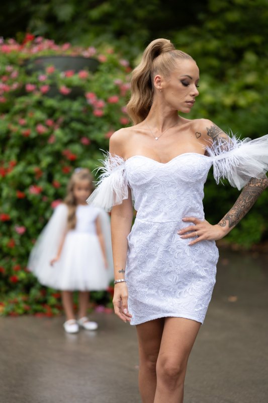 Дамска рокля от бяла дантела с пера и тюл