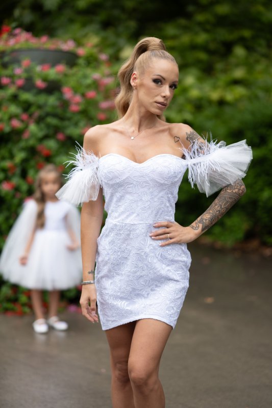 Дамска рокля от бяла дантела с пера и тюл