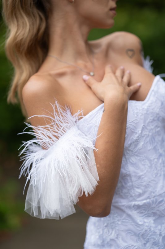 Дамска рокля от бяла дантела с пера и тюл