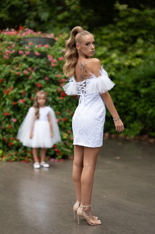 Дамска рокля от бяла дантела с пера и тюл