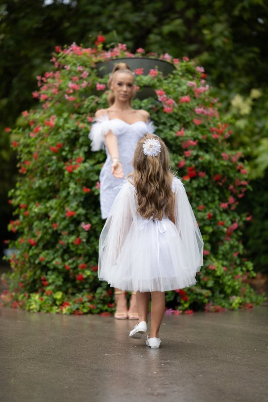 Детска рокля от бяла дантела с пера и тюл