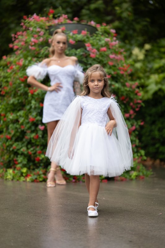 Детска рокля от бяла дантела с пера и тюл