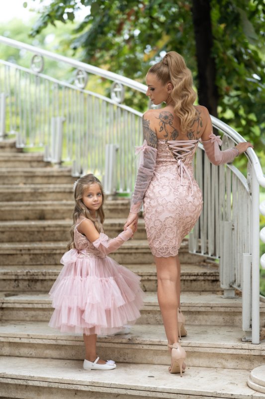 Комплект рокли за майка и дъщеря с розова дантела