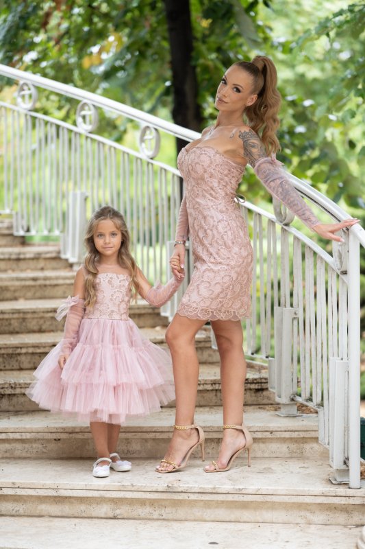 Комплект рокли за майка и дъщеря с розова дантела