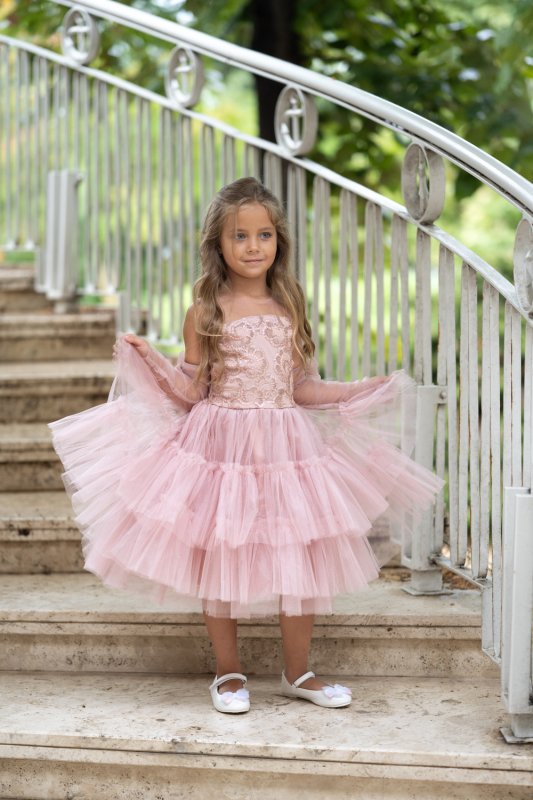 Детска рокля с розова дантела