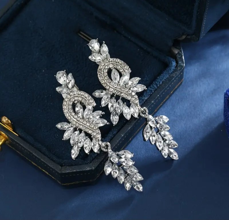 Сребристи обеци с бели камъни