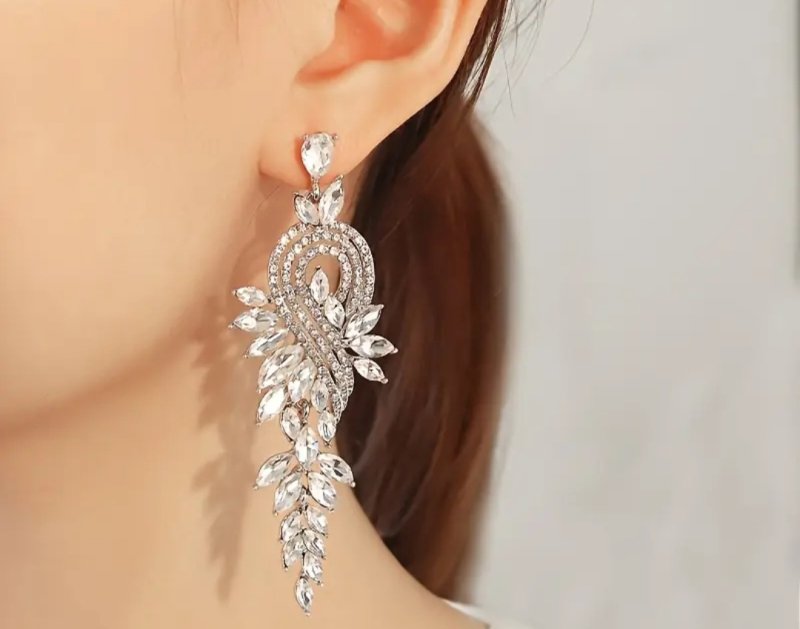 Сребристи обеци с бели камъни