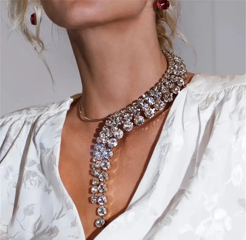 Елегантно колие в сребристо 