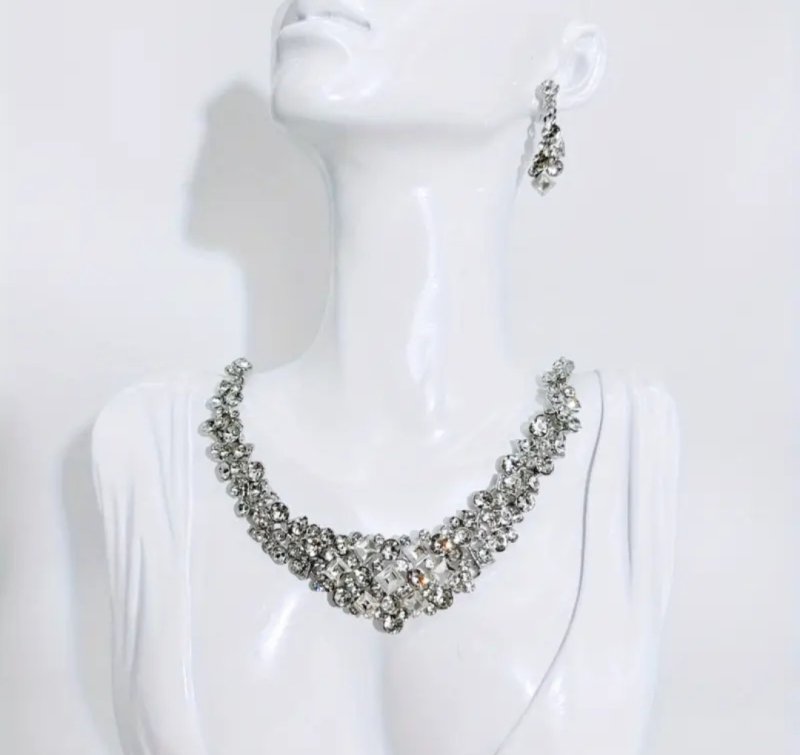 Комплект колие и обеци в сребристо 