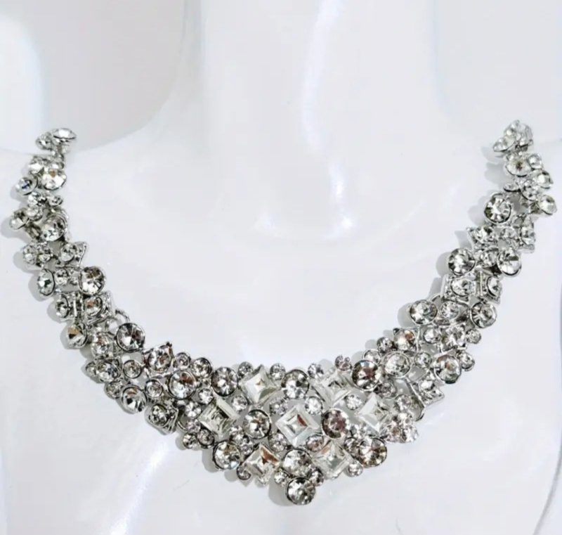 Комплект колие и обеци в сребристо 