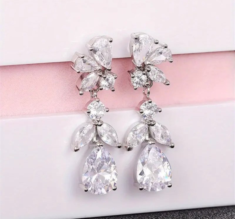 Обеци с бели камъни