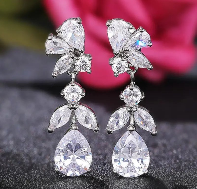 Обеци с бели камъни