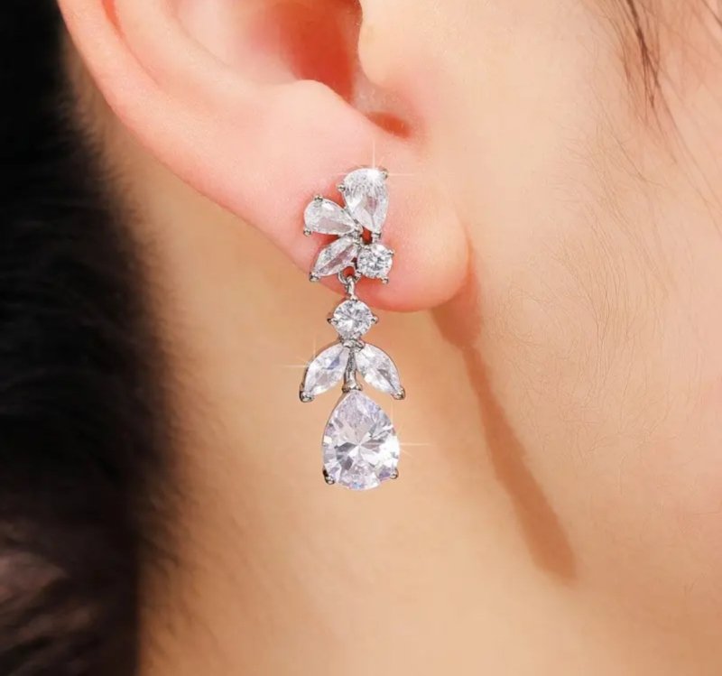 Обеци с бели камъни