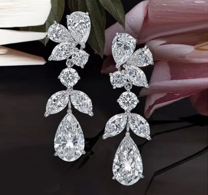 Обеци с бели камъни