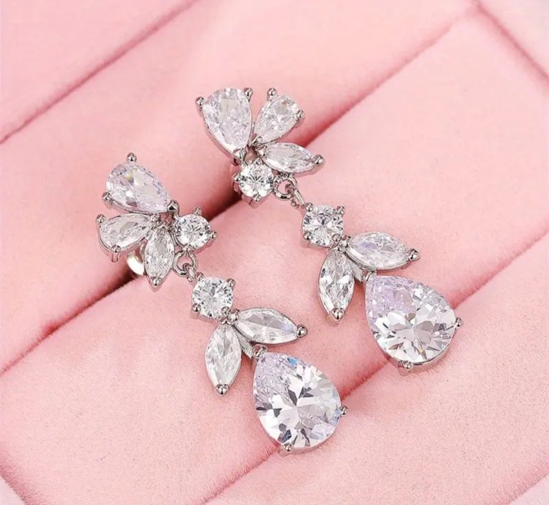 Обеци с бели камъни