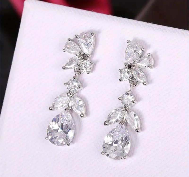 Обеци с бели камъни