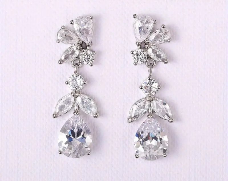 Обеци с бели камъни