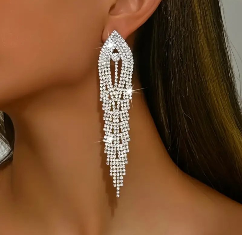 Сребристи дълги обеци с кристали