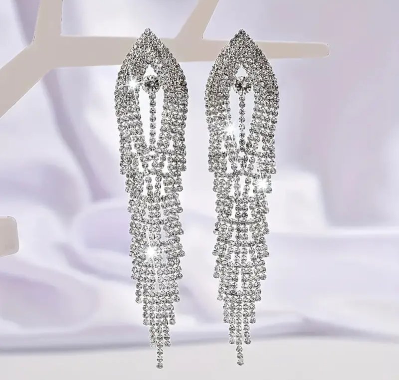 Сребристи дълги обеци с кристали