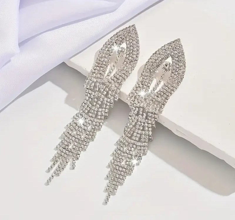 Сребристи дълги обеци с кристали