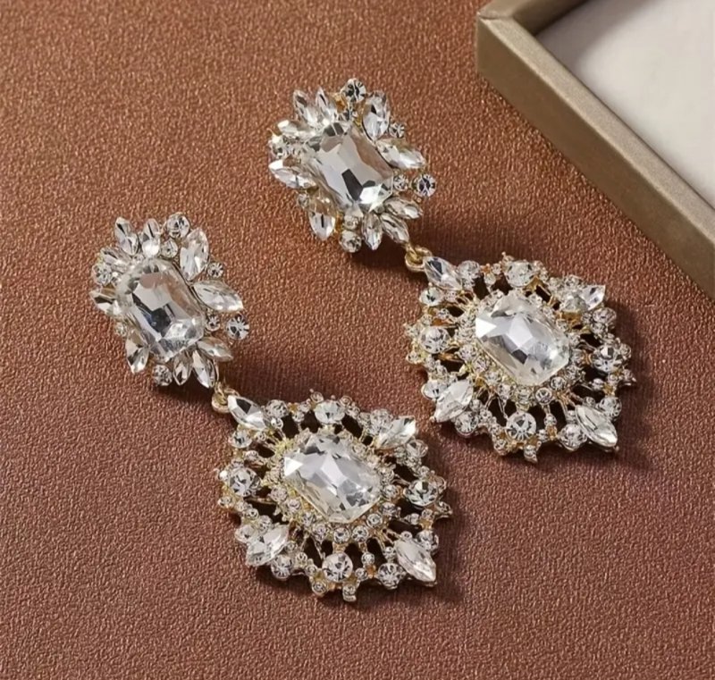 Висящи обеци с камъни