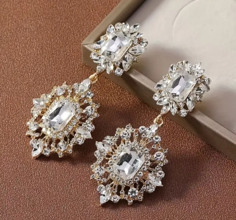 Висящи обеци с камъни