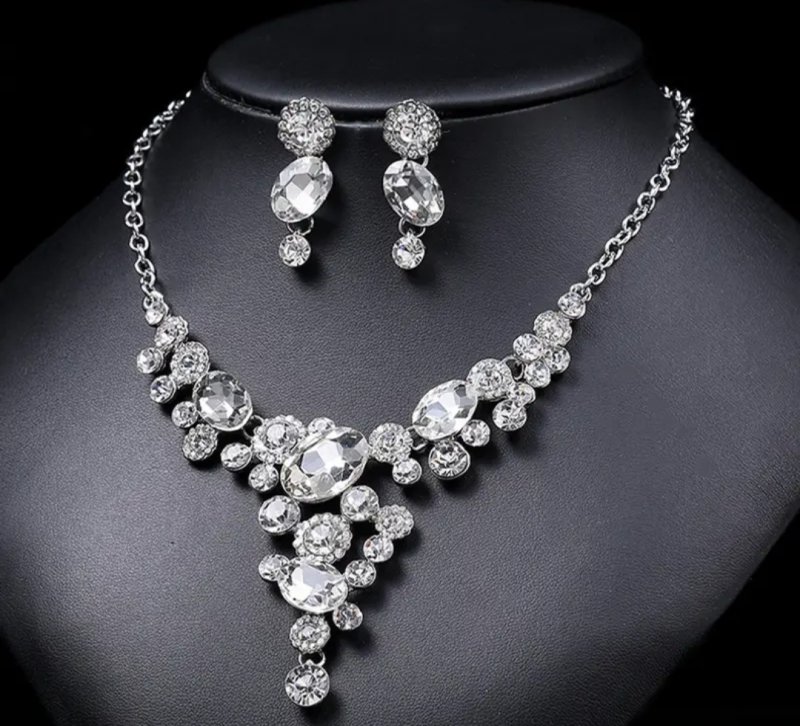 Сребрист комплект колие и обеци