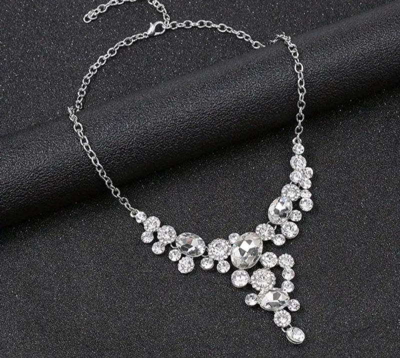 Сребрист комплект колие и обеци