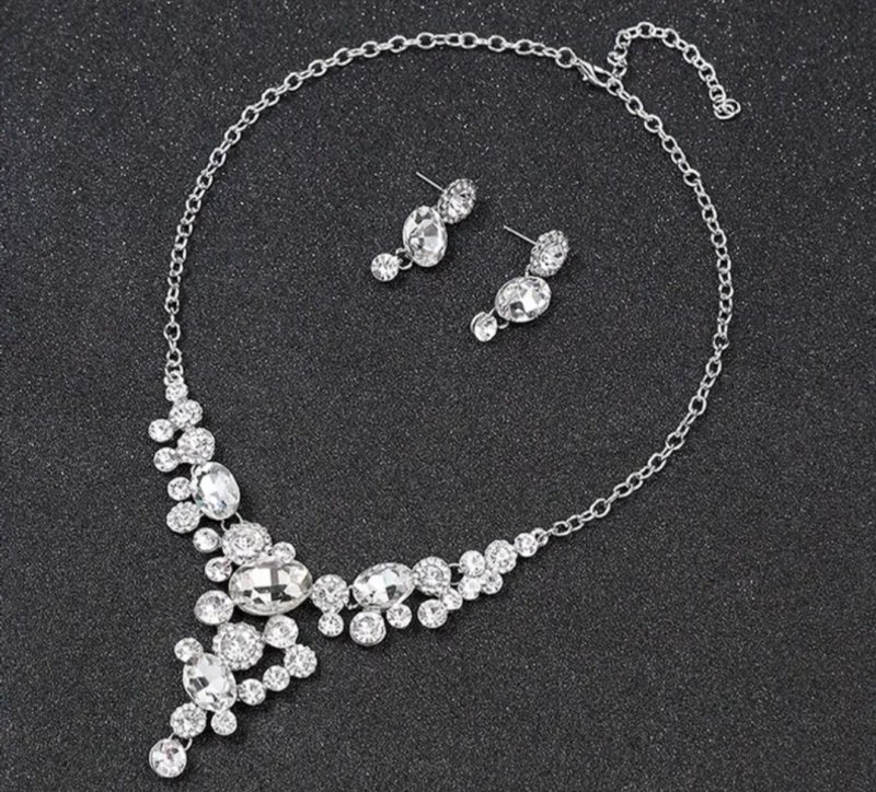 Сребрист комплект колие и обеци