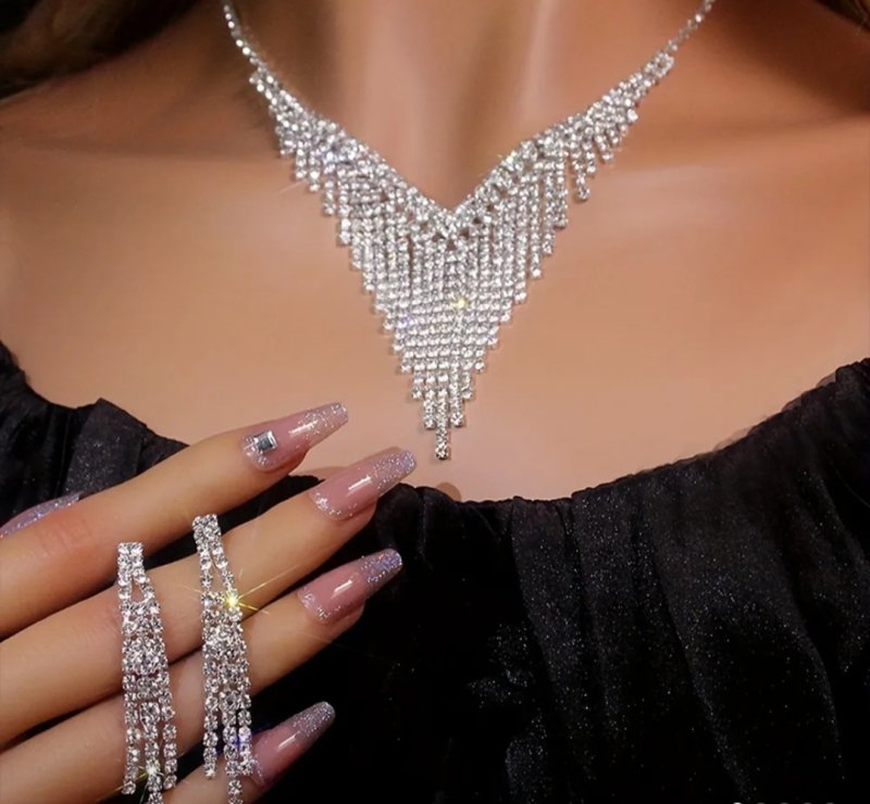 Сребристо колие в комплект с обеци