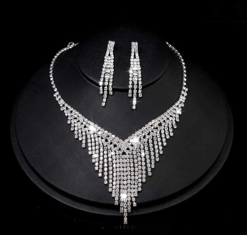 Сребристо колие в комплект с обеци