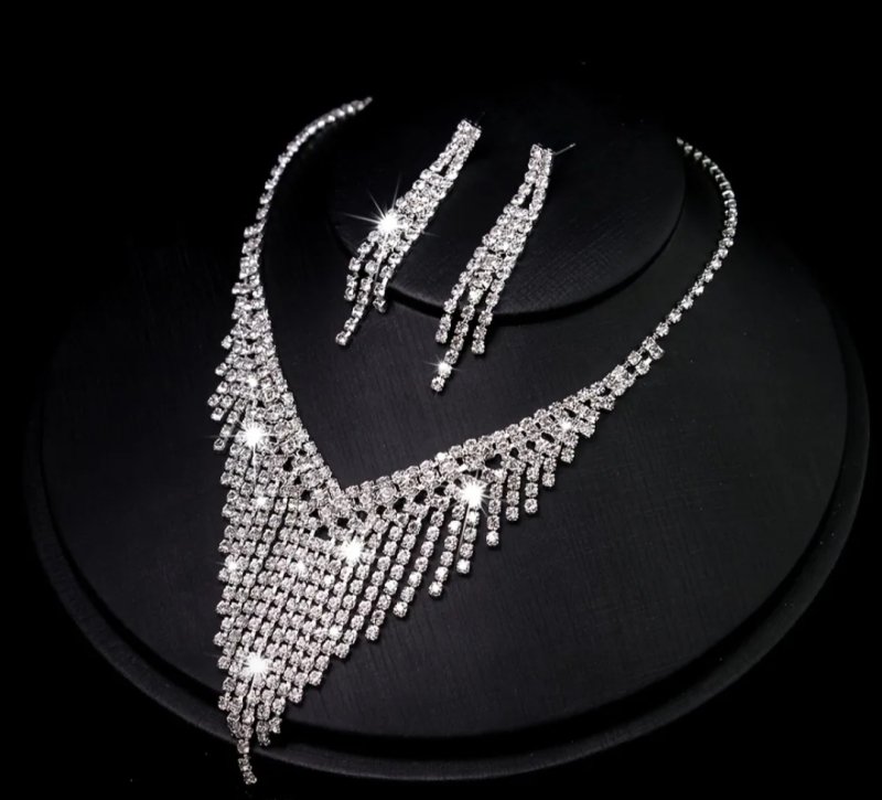 Сребристо колие в комплект с обеци