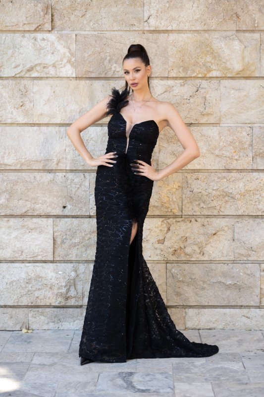 Дълга официална черна рокля с цепка от дантела с пайети