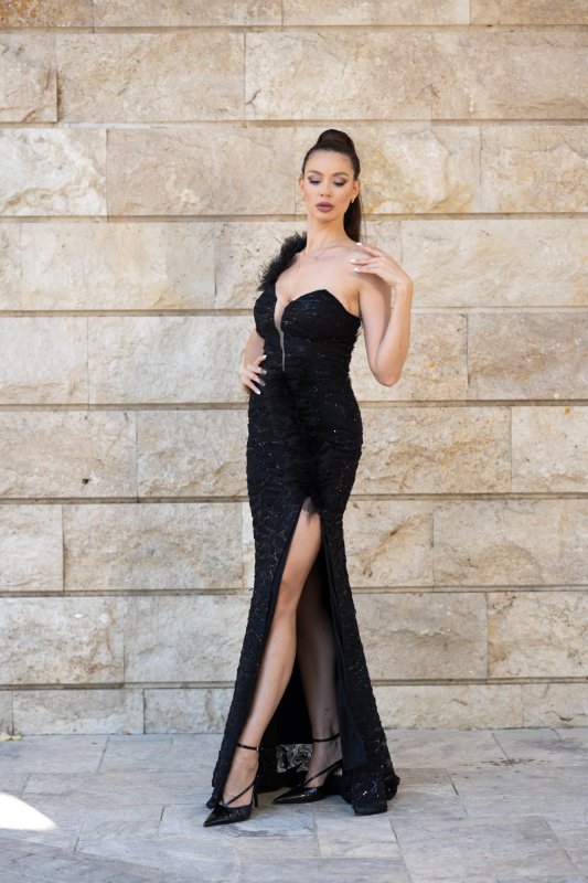 Дълга официална черна рокля с цепка от дантела с пайети