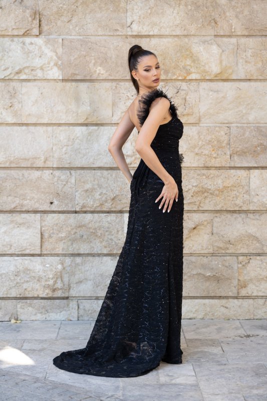 Дълга официална черна рокля с цепка от дантела с пайети