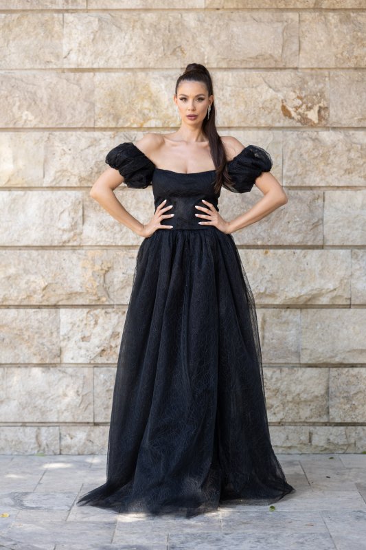 Черна дълга разкроена рокля с паднали ръкави