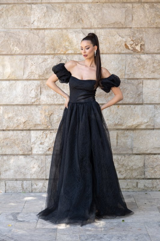 Черна дълга разкроена рокля с паднали ръкави