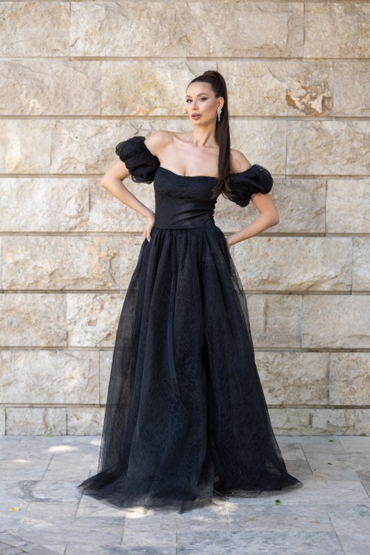 Черна дълга разкроена рокля с паднали ръкави