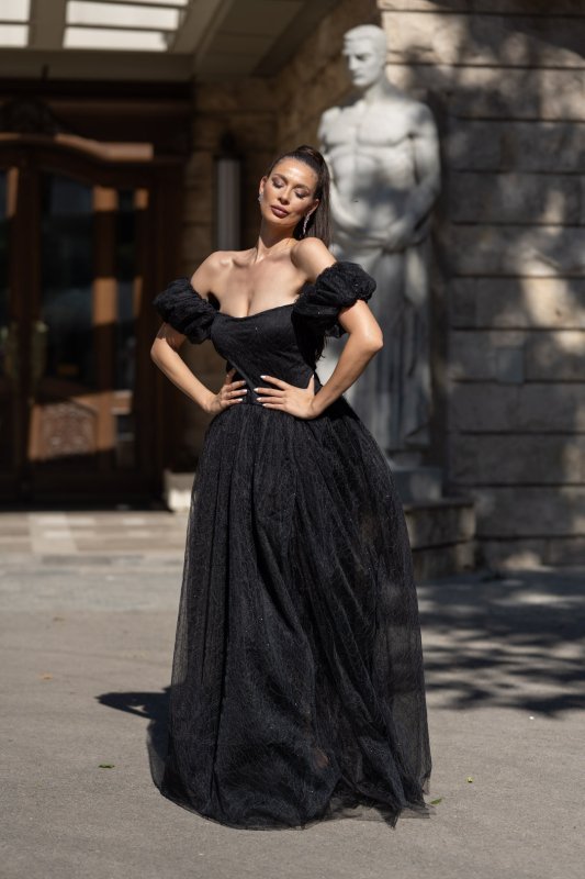 Черна дълга разкроена рокля с паднали ръкави