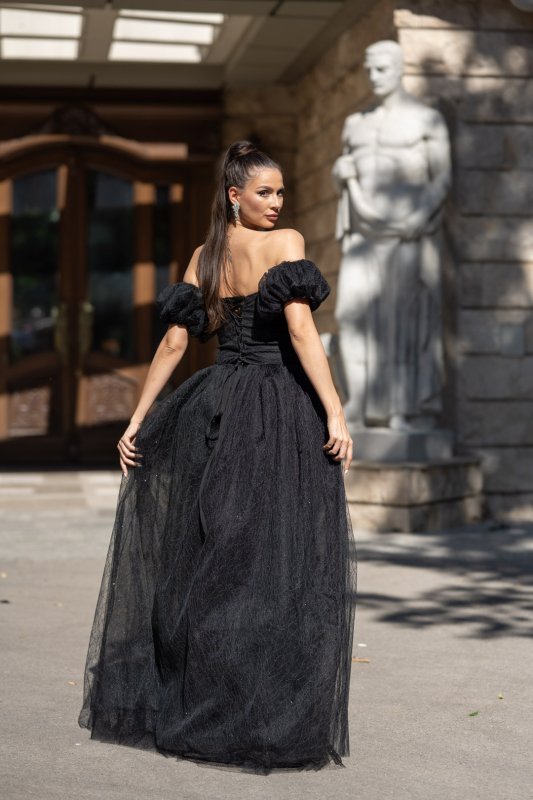 Черна дълга разкроена рокля с паднали ръкави