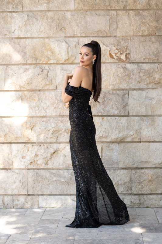 Черна вталена рокля от пайети с паднали ръкави