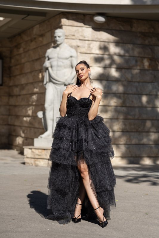 Черна бална рокля с бюстие и тюл