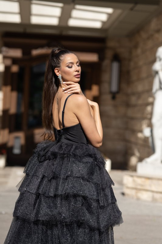 Черна бална рокля с бюстие и тюл