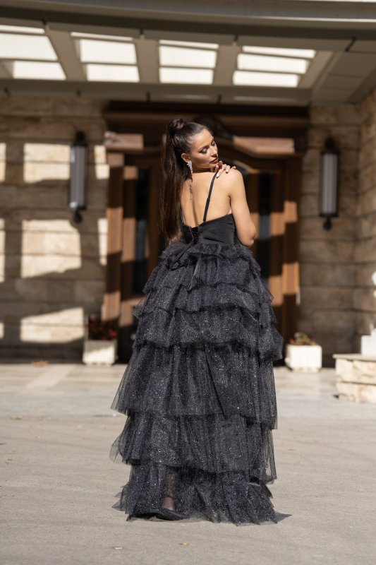 Черна бална рокля с бюстие и тюл