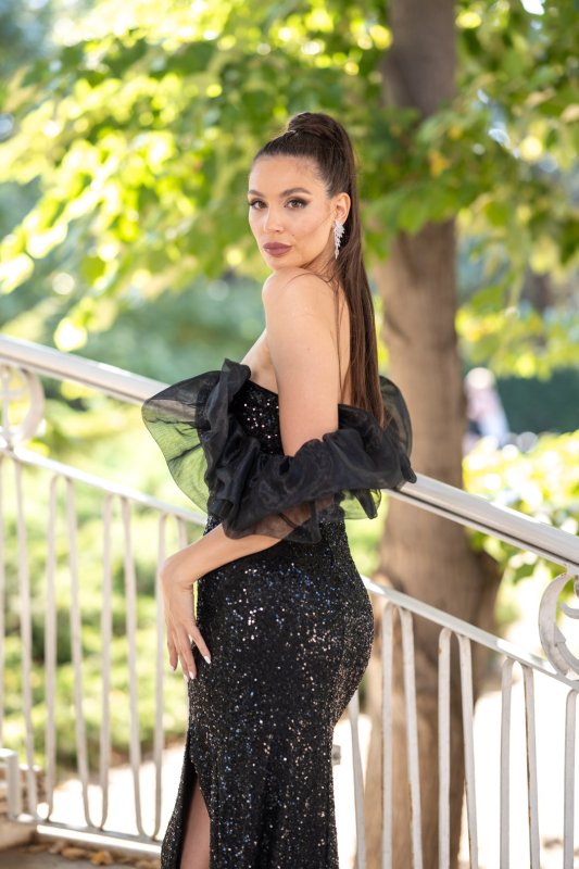 Дълга черна пайетена рокля с ръкави от органза