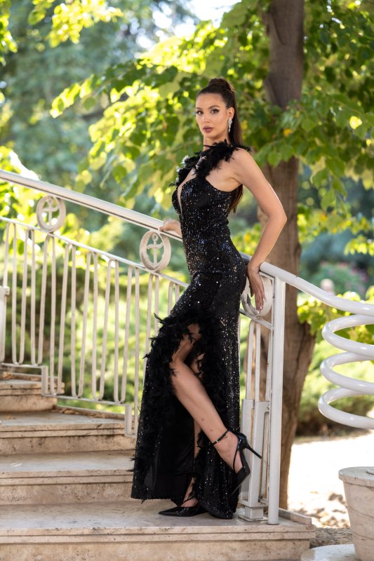 Черна дълга вталена рокля от кадифе с пайети и пера 