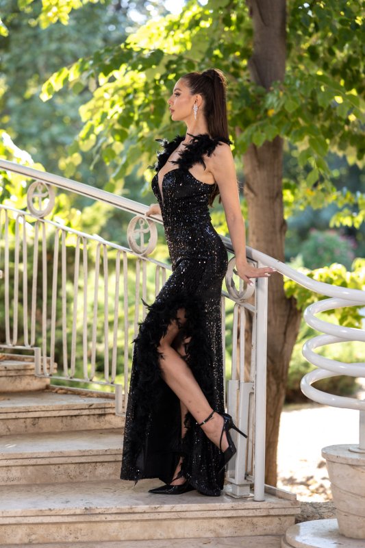 Черна дълга вталена рокля от кадифе с пайети и пера 