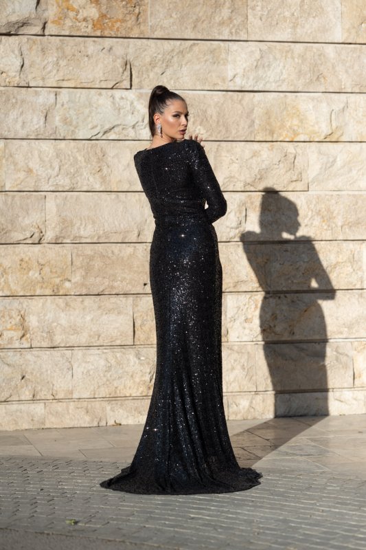 Черна пайетена рокля с дълги ръкави и висока цепка