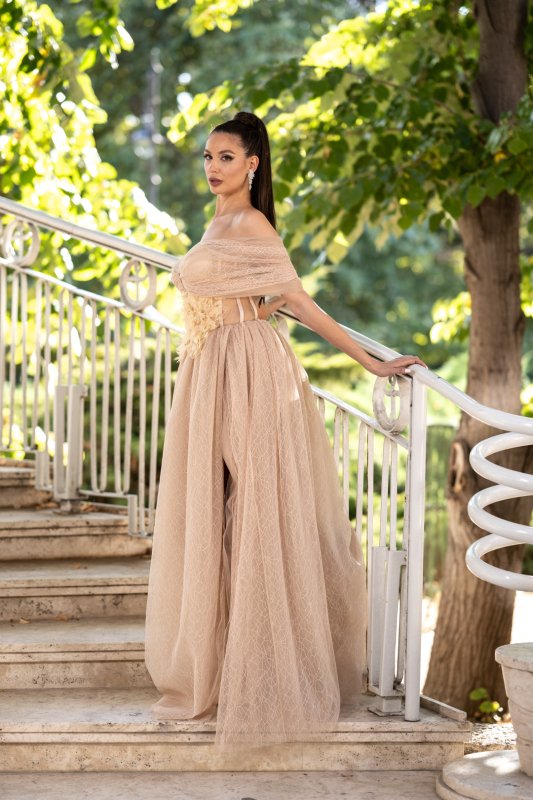 Бежова дълга рокля с корсет и деликатен блясък 